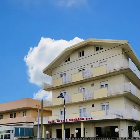 Gran San Bernardo - - Fronte Mare Con Cucina Riccione