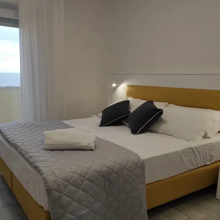 Gran San Bernardo - - Fronte Mare Con Cucina Riccione